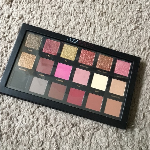 Huda beauty textured eyeshadow palettes - Picture 2 of 4